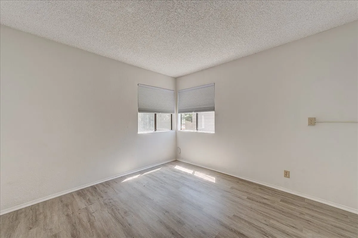 2 bed, 916 sqft, $2,700 — Photo 3