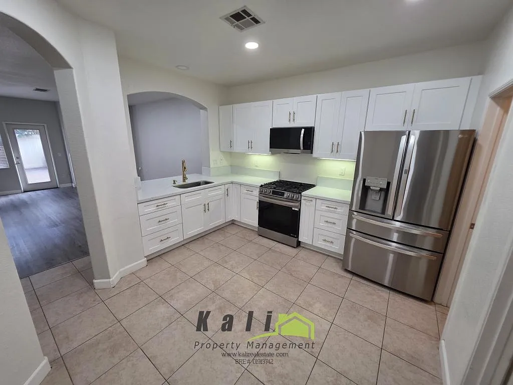 6233 Avenida De Las Vistas #4 — Photo 2
