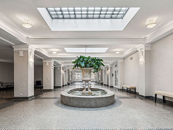 3rd image of 4240 N Clarendon Ave APT 302S