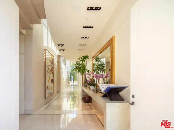 1148 Summit Dr, Beverly Hills, CA 90210