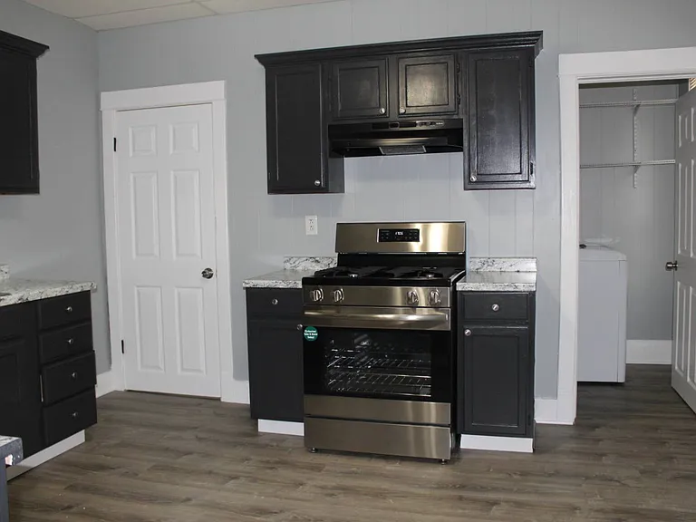 1318 Campbell Ave — Photo 3