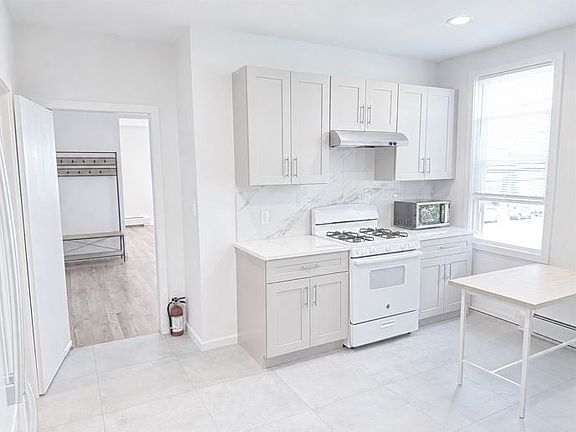 2nd image of 171 Bergen Ave #2