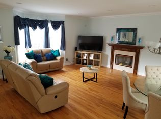 3 Harris Ct, Great Neck, NY 11021