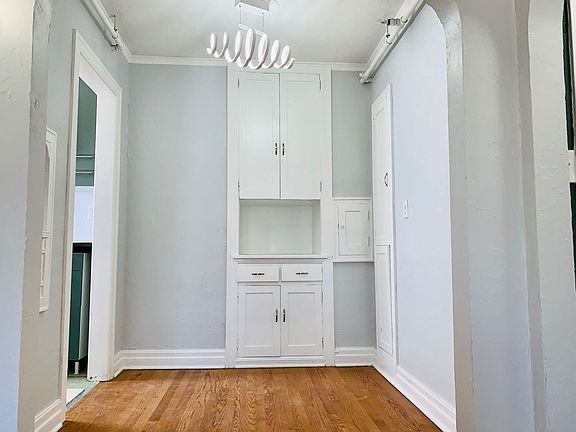 2nd image of 2420 1/2 N Robinson Ave APT 5