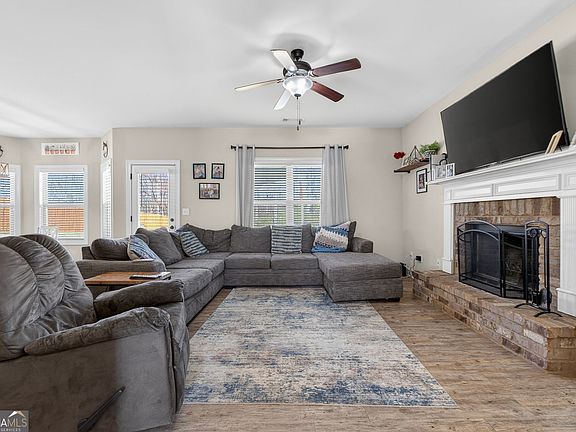 5th image of 482 Louise Way