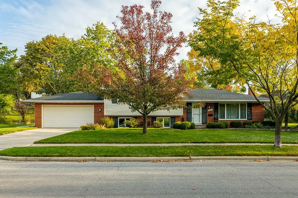 628 Lans Way photo 1
