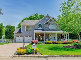 5 Hamilton Pl, Lake Grove, NY 11755