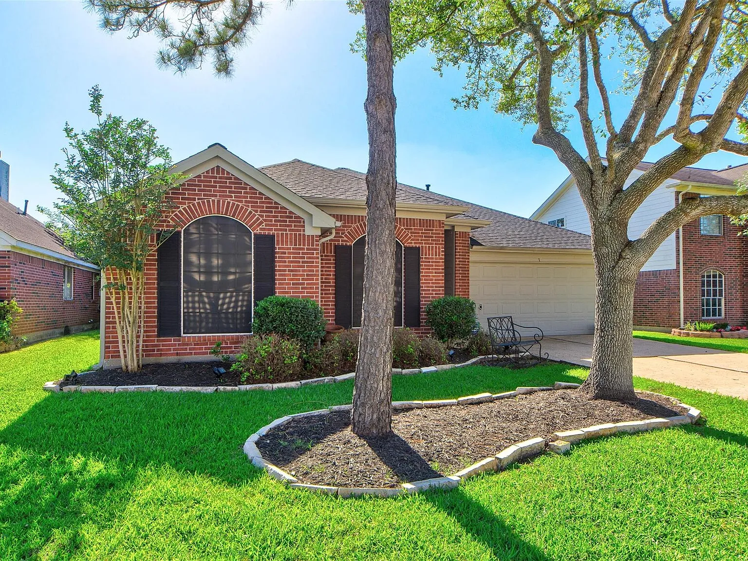 3 bed, 2.0 bath, 1967 sqft, $2,250 — Photo 2