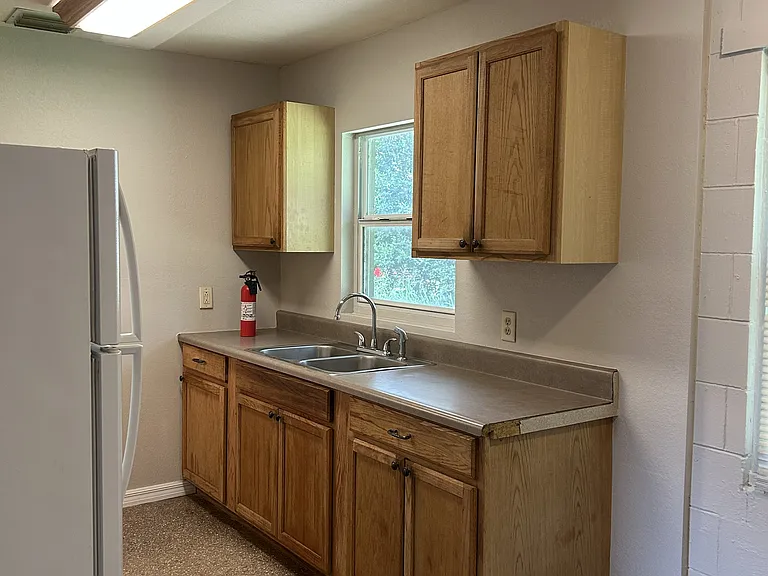 214 Blett St — Photo 6