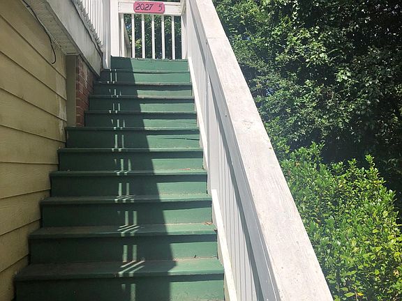 Click on the arrows to give you a tour of the apartment!