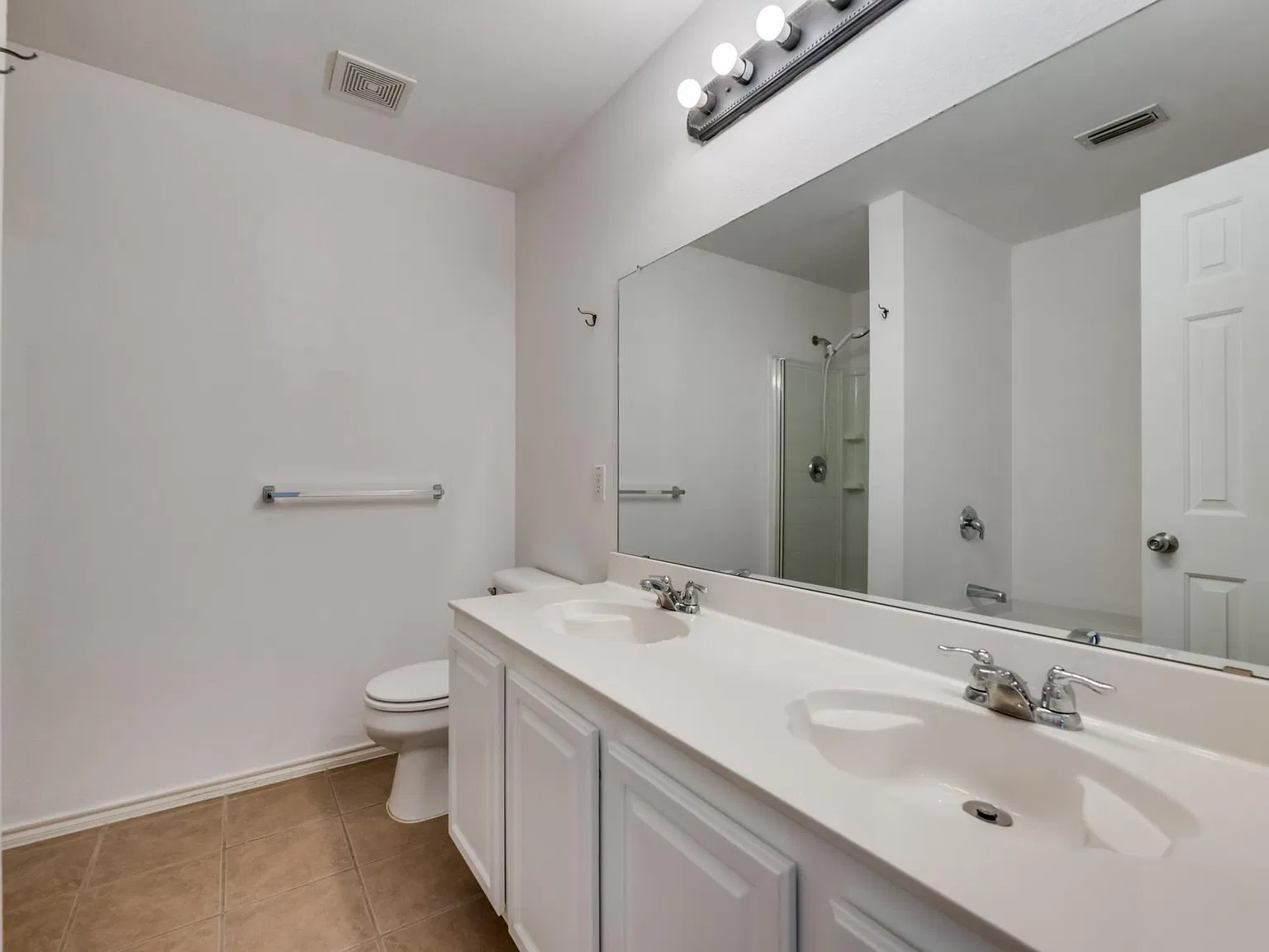 3 bed, 1883 sqft, $2,400 — Photo 3