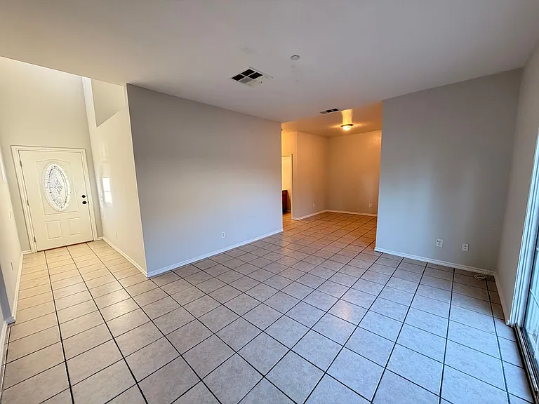 5762 Rostrata Ave — Photo 11