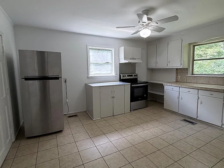 309 N Poplar St — Photo 3