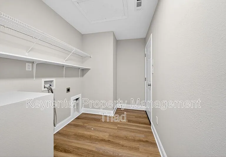 1153 Hawick Dr — Photo 28