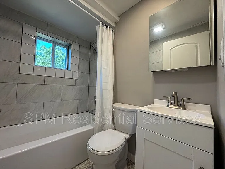 565 Manly Ave #B — Photo 10