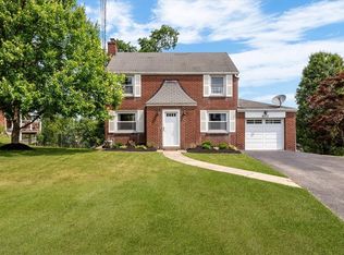 6717 Ridgevue Dr, Pittsburgh, PA 15236