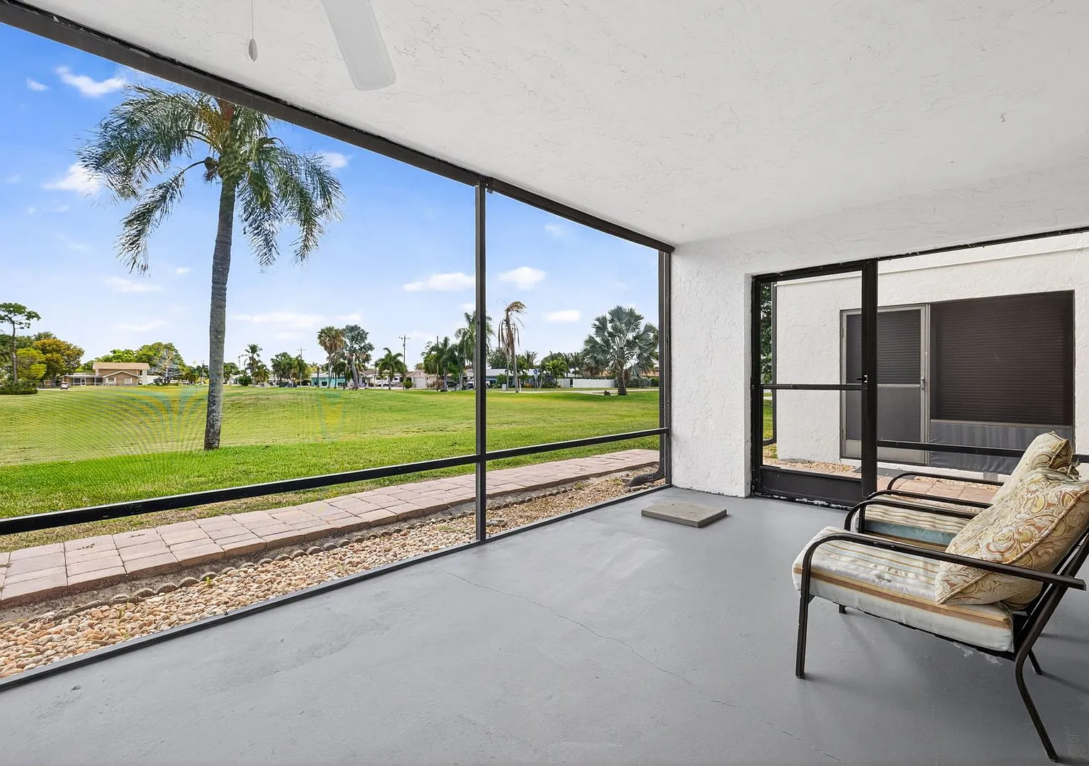 Furnished or unfurnished 2 bedroom Condo Overlooking Golf Course — Photo 2
