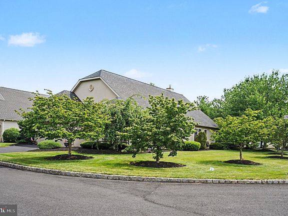 3rd image of 290 Kingsfield Dr