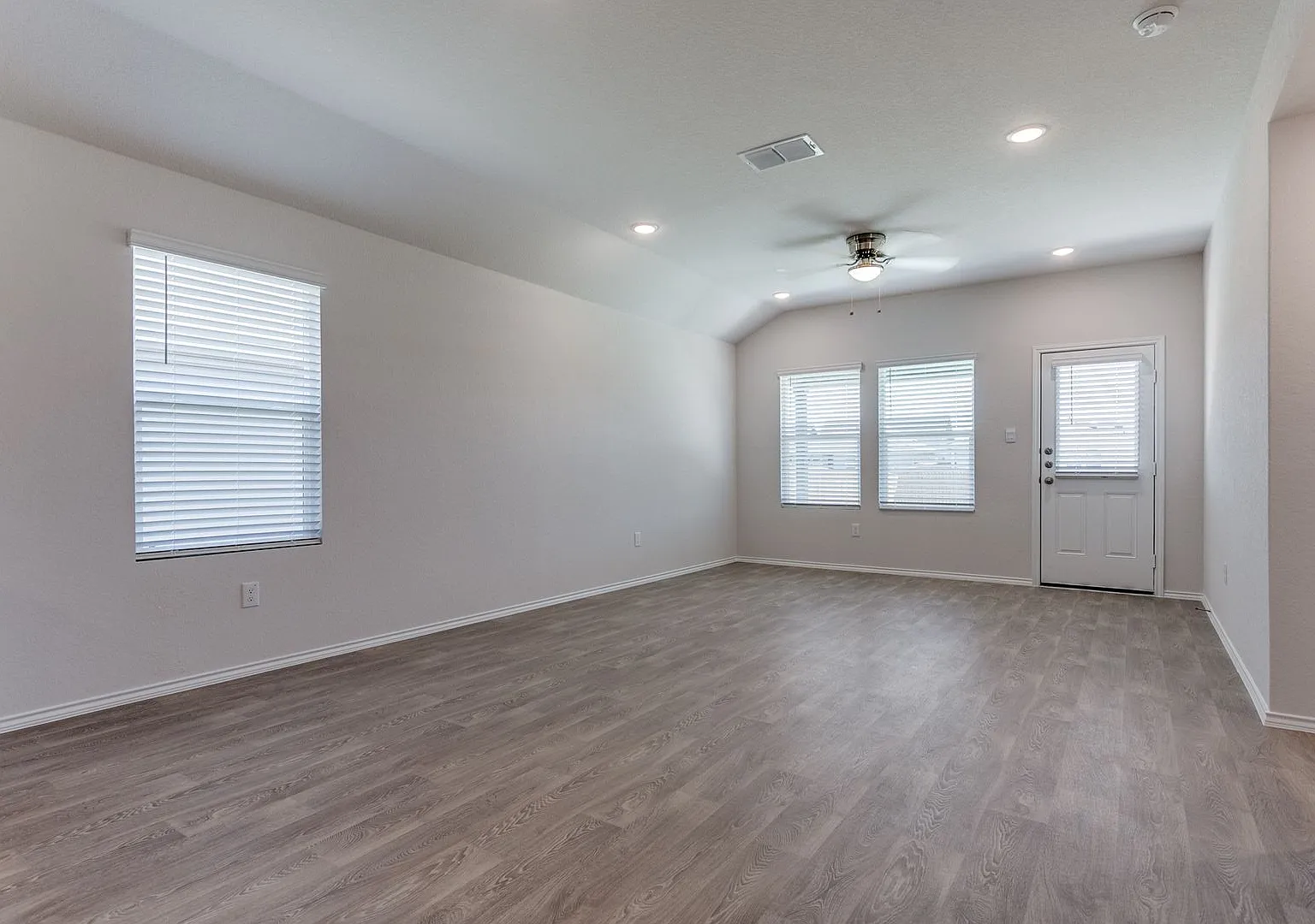 New Home for lease 4/2/2 — Photo 3