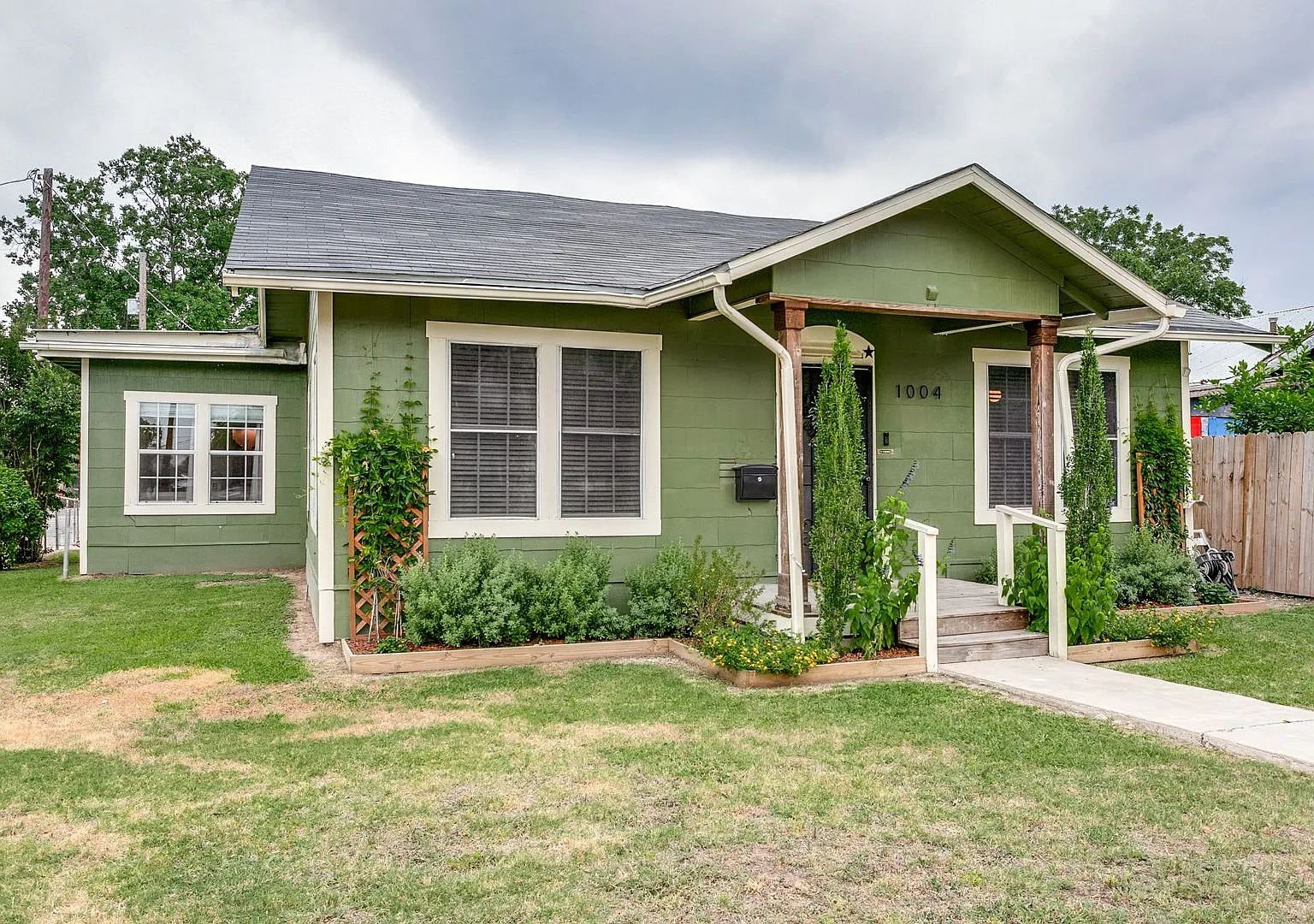 Beautiful 3-Bedroom Home In Los Angeles Heights — Photo 2