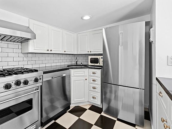 2nd image of 229 E 81st St #H