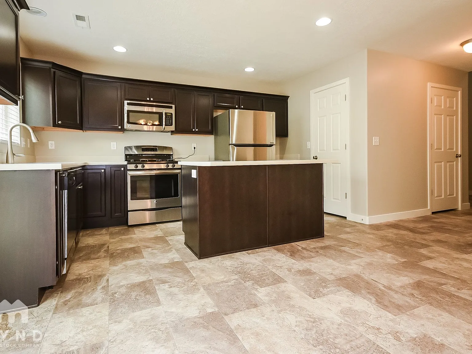 3 bed, 2.5 bath, 1740 sqft, $2,425 — Photo 3