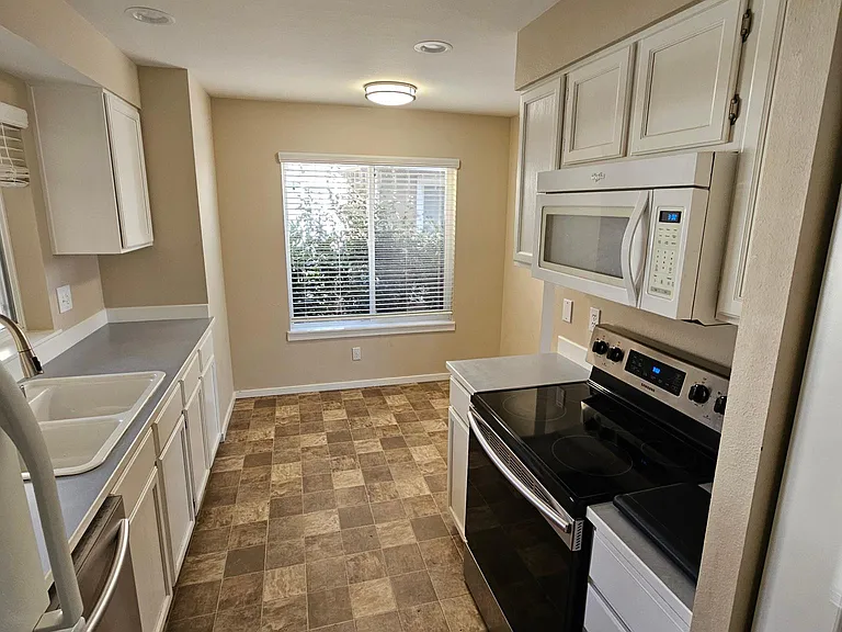 519 Cypress Ave — Photo 3