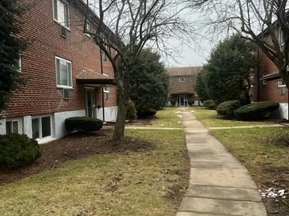 24 Bryon Rd APT 1, Chestnut Hill, MA 02467