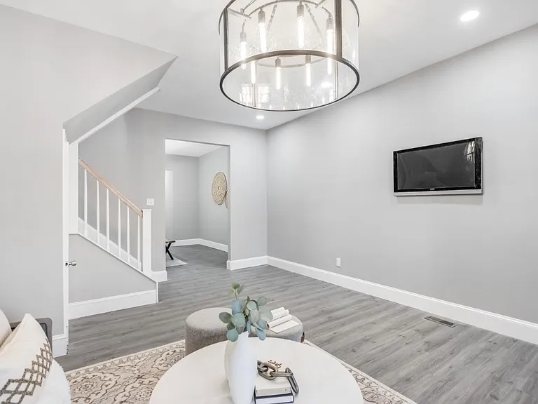 2817 Winchester St — Photo 2