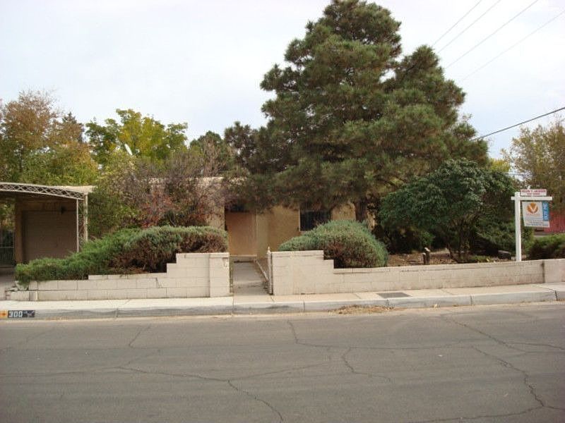 1st image of 300 Cardenas Dr NE