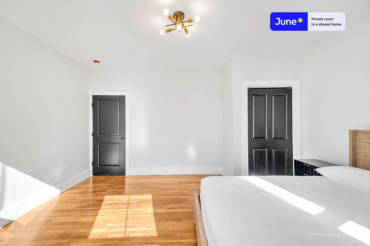 Queen bedroom in 5 bed/2 bath home in Roxbury #1901 A — Photo 4