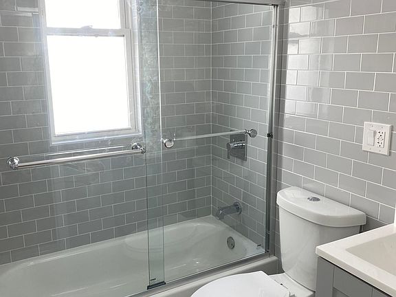 4th image of 286 Logan Ave