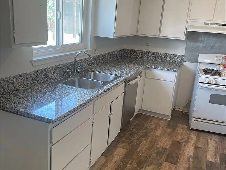 11015 Oakwood Ave — Photo 2