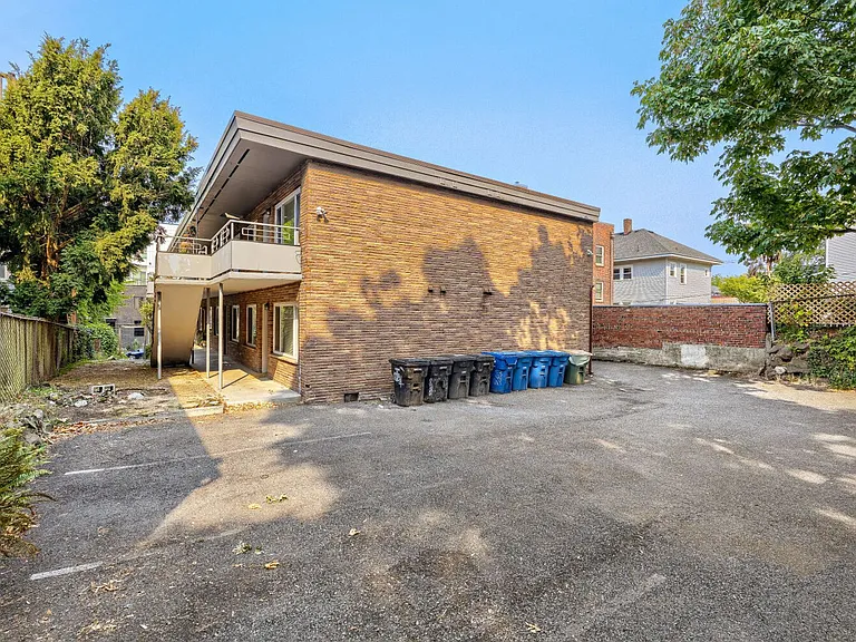 Holly Manor — Photo 10