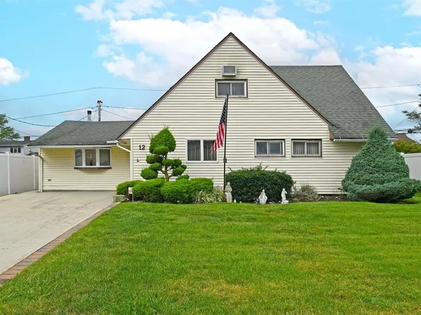 12 Wheelbarrow Lane, Wantagh, NY 11793