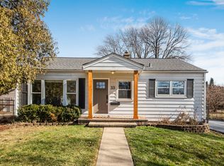 33 Roslyn Rd, Westmont, IL 60559