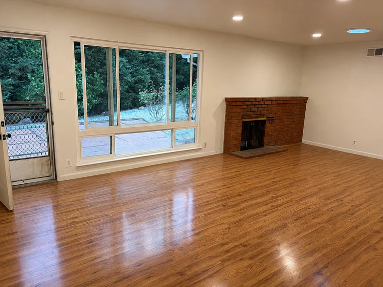 215 Saint Nicholas Ct — Photo 2