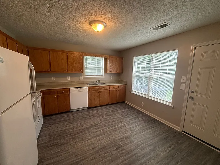 909 Greenland Dr — Photo 6