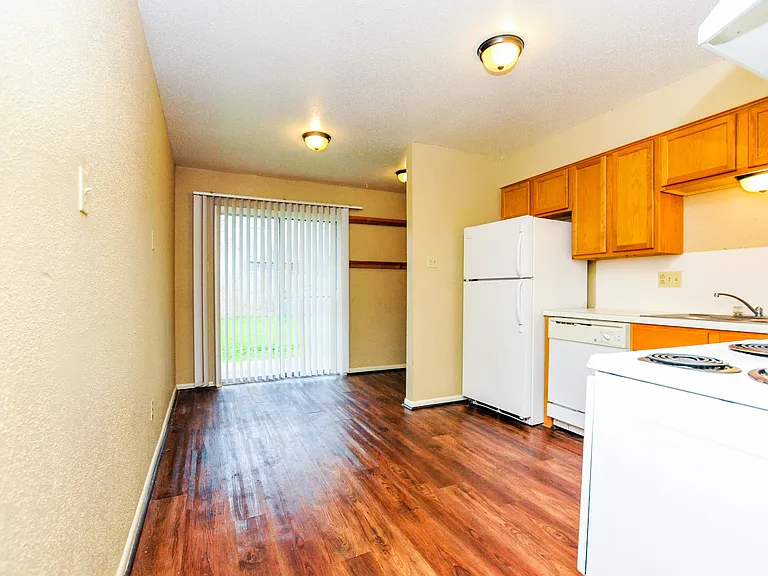 1418 Hillside Dr — Photo 5