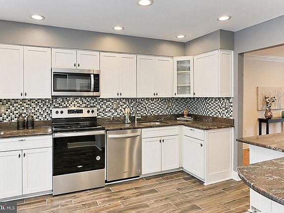 Updated Kitchen wtih NEW SS appliances!