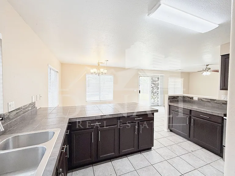 805 S Esmeralda — Photo 9