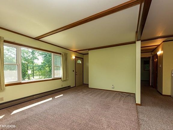 02_5718ThunderRd_1_LivingRoom_LowRes