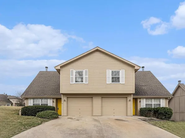 810 SW Pinebrook Village Dr, Blue Springs, MO 64015