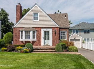 121 Henry Rd, Merrick, NY 11566