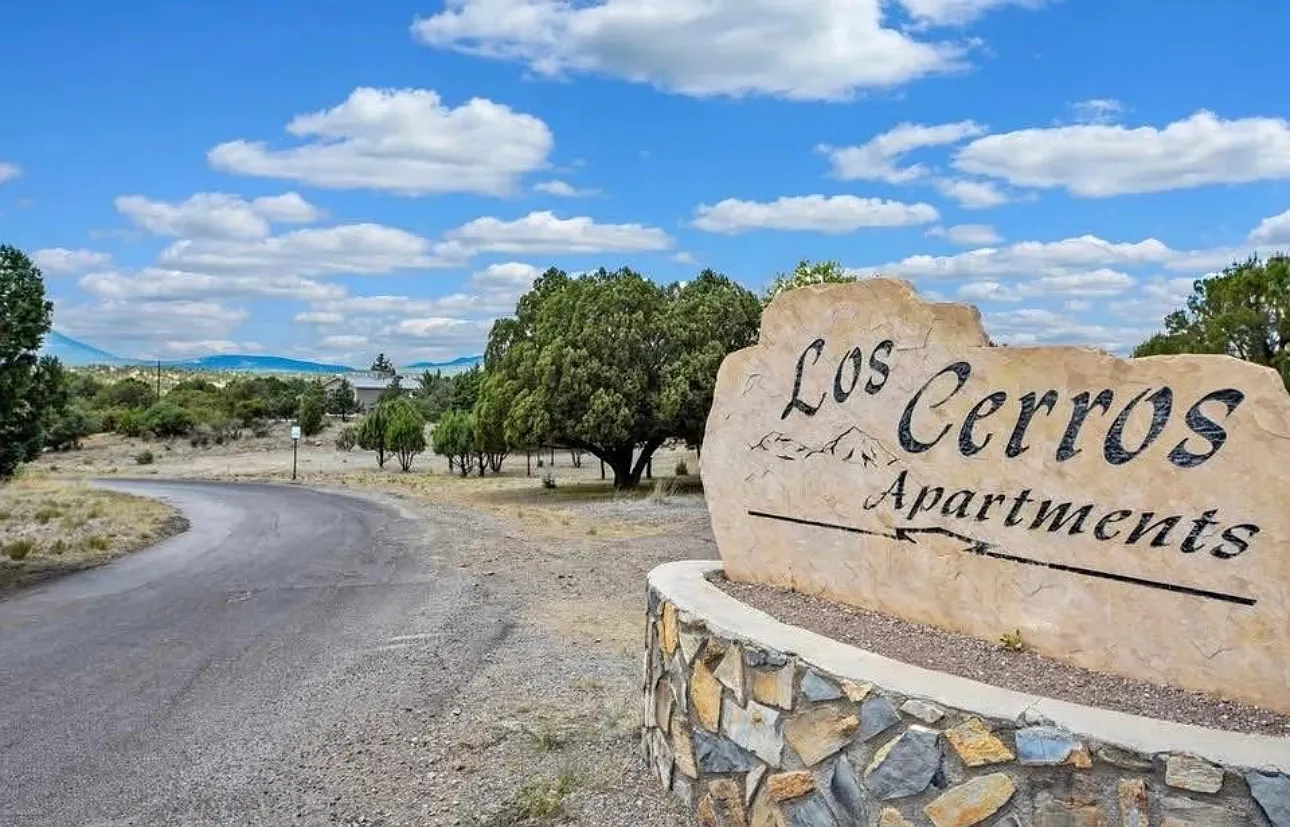Los Cerros Apts. — Photo 1