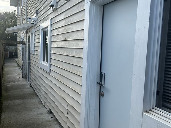 5th image of 325 Louisburg St #1