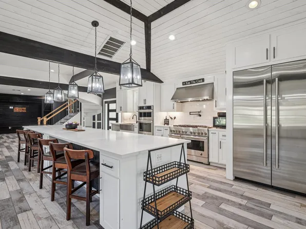 323 E Palm St, Fresno, TX 77545