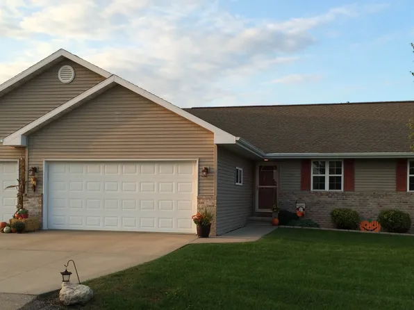 755 E Scott St, Omro, WI 54963