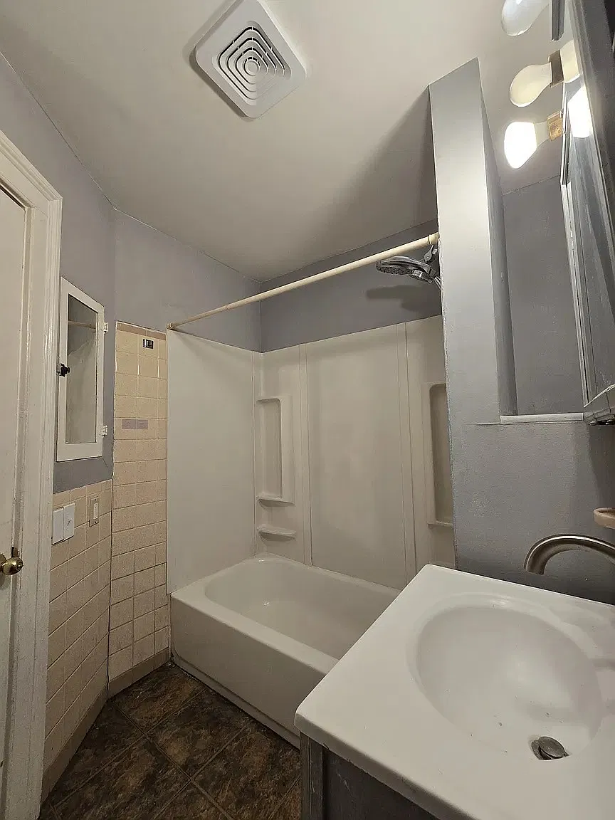 3 bed, $2,000 — Photo 2