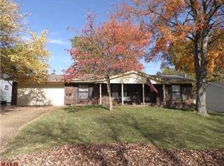 915 Lamplight Ln, Hazelwood, MO 63042